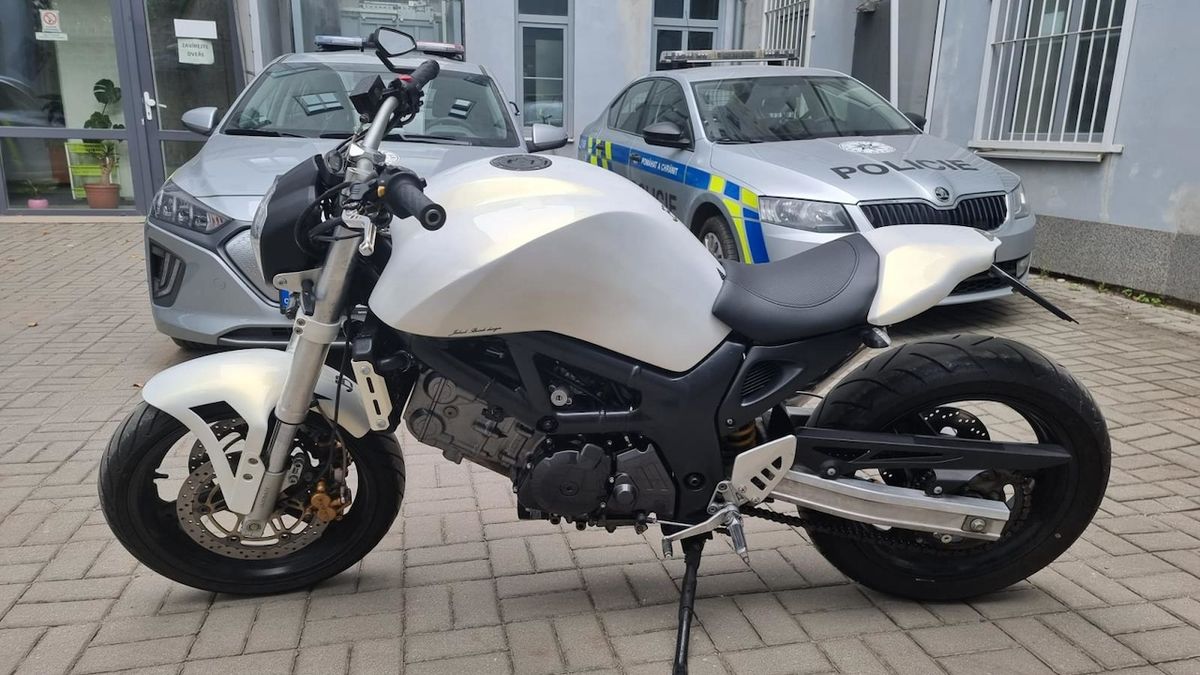 Loupež na benzínce v Praze byla fingovaná, jedna z komplicek si koupila motorku