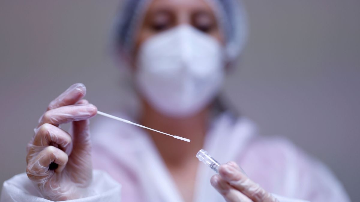 Neočkovaní od 18 let si testy zaplatí