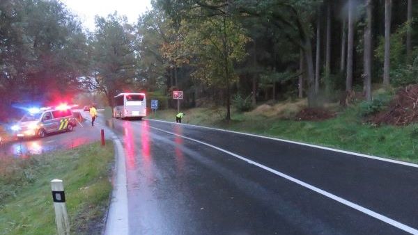 Neosvětleného cyklistu na Českokrumlovsku srazil autobus. Zraněním podlehl