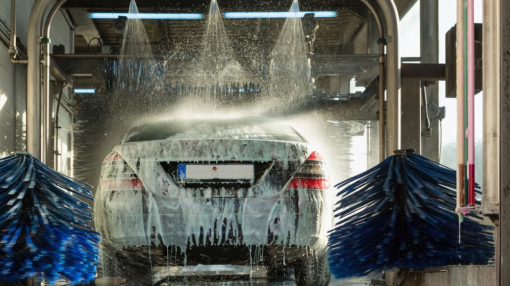 Dva vykukové inkasovali přes milion za mytí aut, některá ani nebyla v provozu