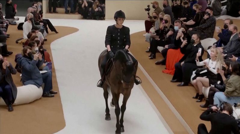 Na přehlídce Chanelu se objevil i kůň, seděla na něm vnučka Grace Kelly