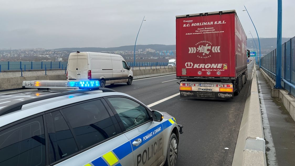 Řidič kamionu zastavil na Pražském okruhu, z vozu vyskákali migranti
