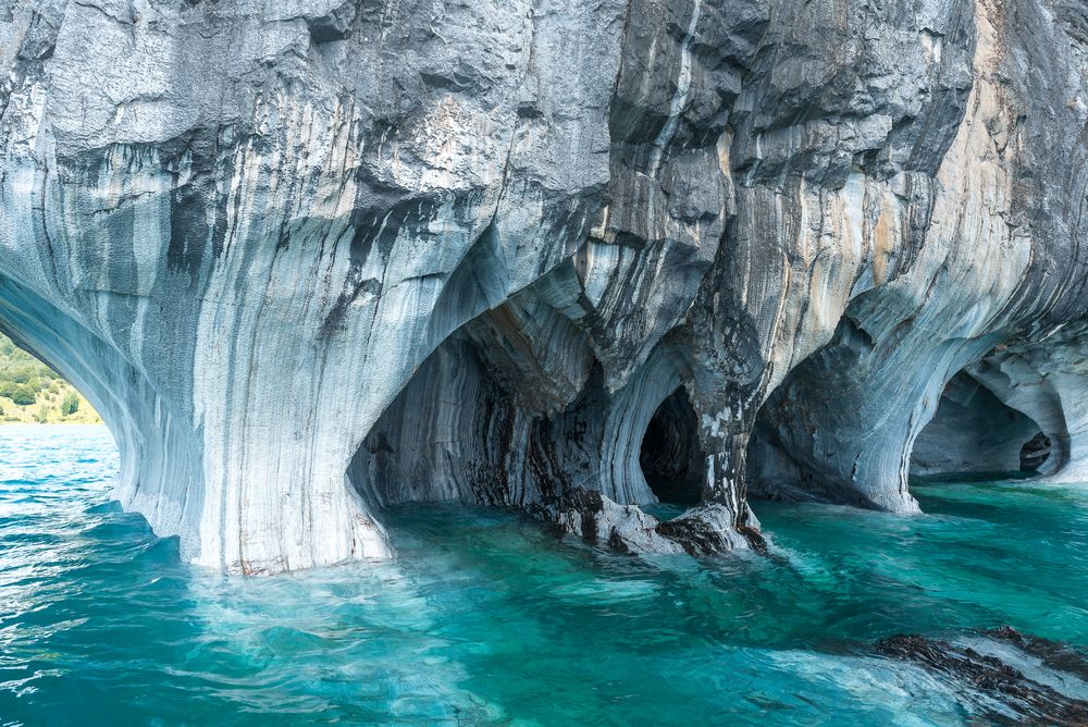 Vznik jeskyní provázel dlouhý proces. Odtávající ledovce plnily jezero, a právě působením vody vznikly zdejší chodby, sloupy a síně.