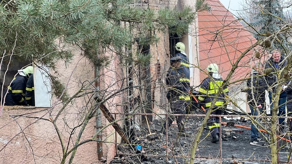 Po požáru rodinného domu našli hasiči mrtvou ženu