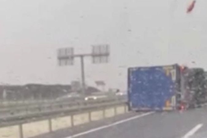 BEZ KOMENTÁŘE: Silný vítr v Turecku převracel jedoucí kamiony a boural budovy