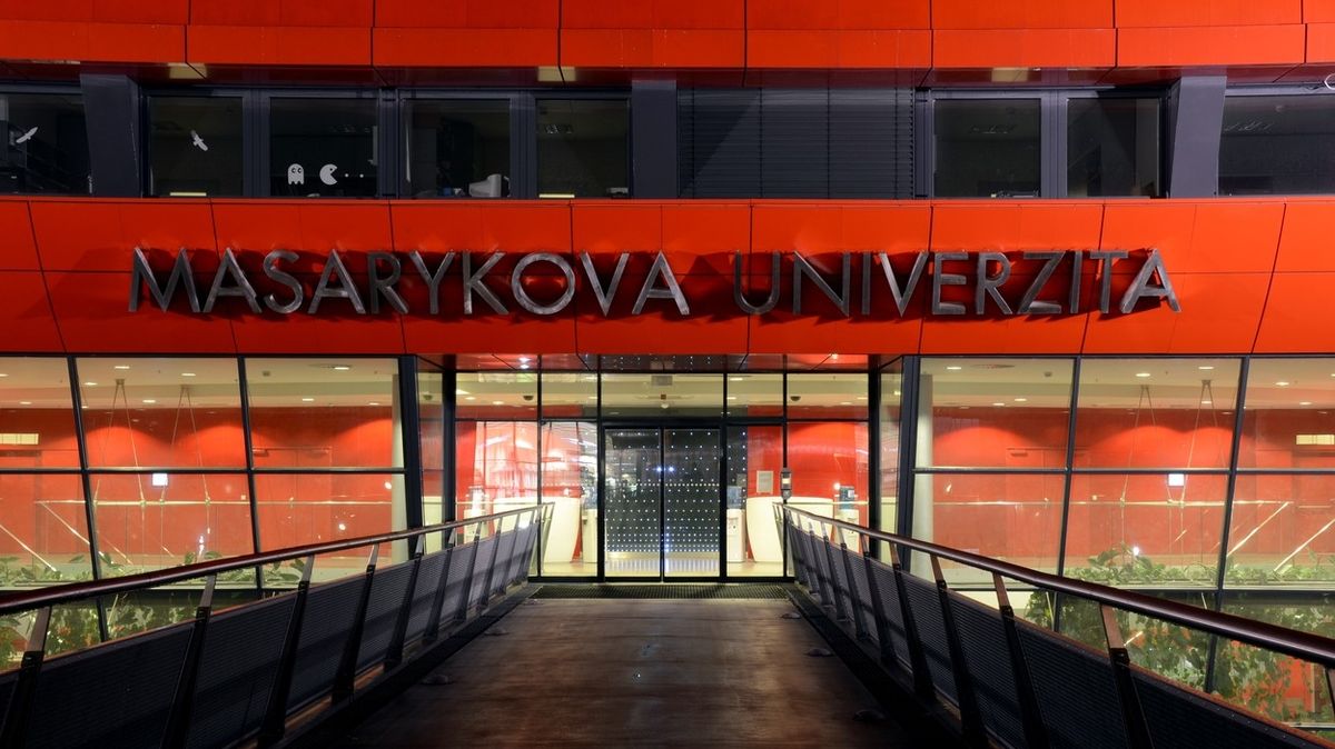 Stovka studentů hrozí brněnské univerzitě žalobou kvůli covidovým opatřením
