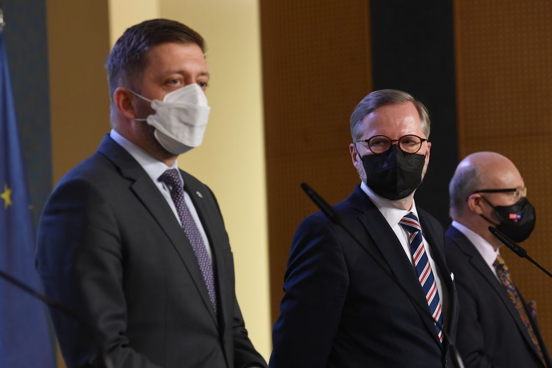 Zleva ministr vnitra Vít Rakušan, premiér Petr Fiala a ministr zdravotnictví Vlastimil Válek na tiskové konferenci po jednání vlády 26. ledna 2022 v Praze.