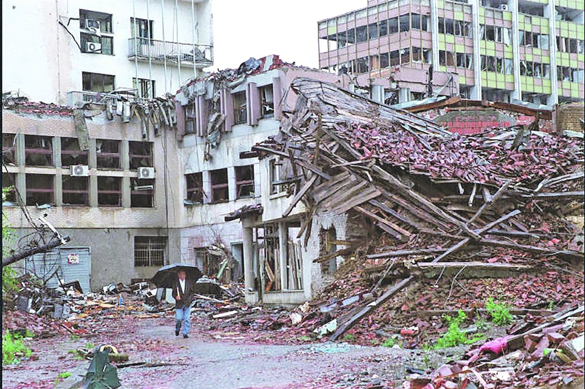 Následky bombardování NATO v roce 1999 v kosovské Prištině.