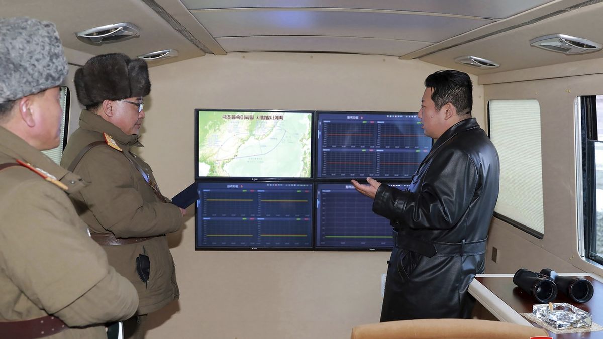 Kim Čong-un dohlížel na odpálení strategických raket dlouhého doletu