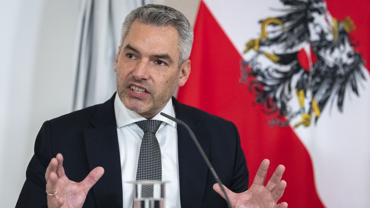 Rakouský kancléř neustoupí. Na povinné vakcinaci trvá