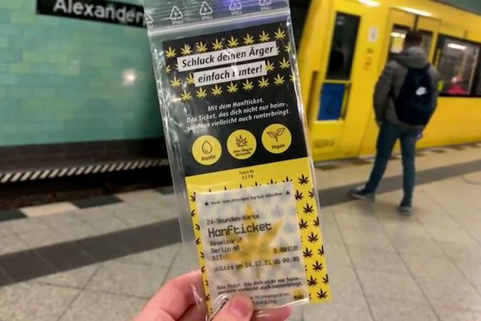 BEZ KOMENTÁŘE: Dopravní podnik v Berlíně nabízí jízdenky napuštěné konopným olejem proti vánočnímu stresu