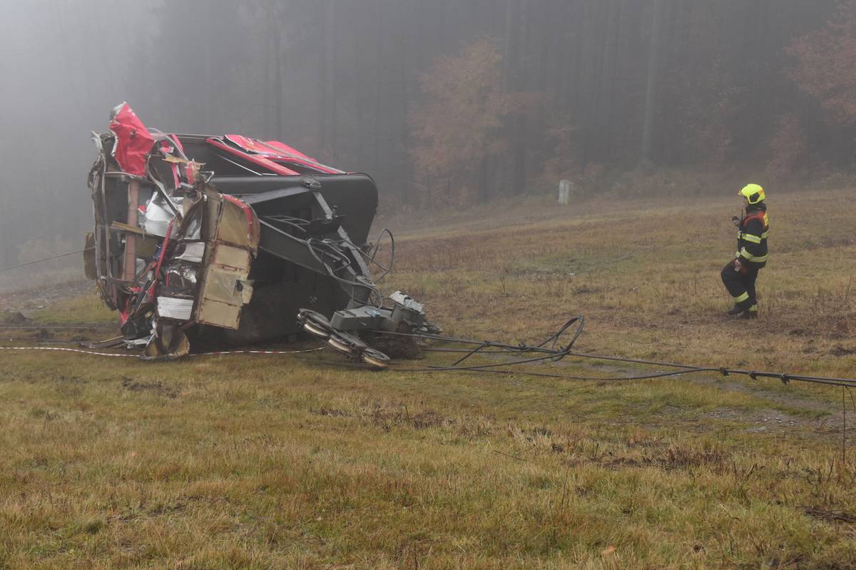 Kabina má být přepravena do areálu Českých drah v Liberci. Provoz na lanovce chtějí České dráhy obnovit až poté, co bude známá přesná příčina nehody.