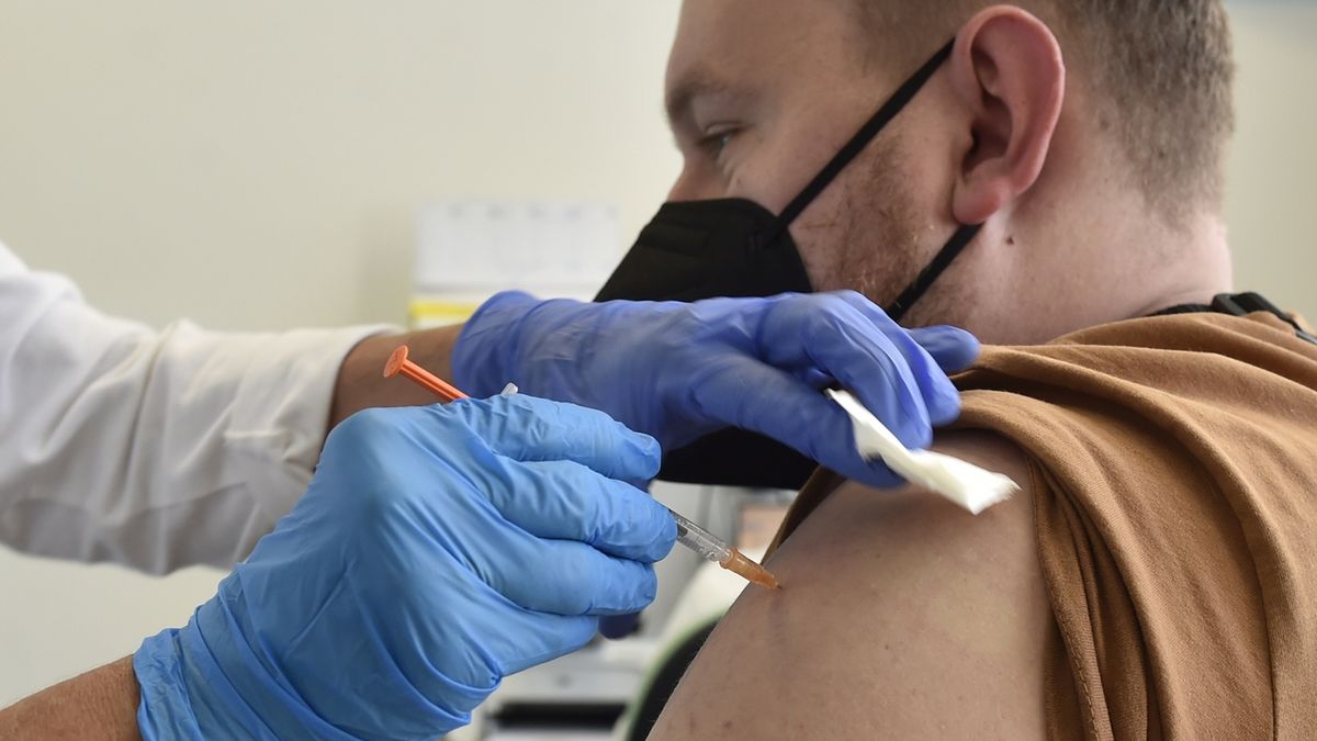 Zdravotnice očkuje muže vakcínou proti koronaviru 29. října 2021 ve vsetínské nemocnici. Ilustrační foto