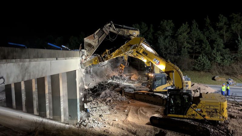 Dálnici D11 u Prahy zavřelo bourání mostu