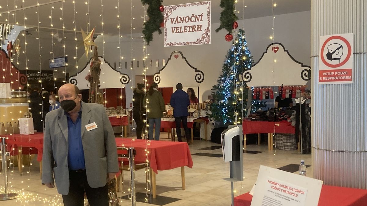 V Českých Budějovicích zrušili adventní trhy, pořádají vánoční veletrh
