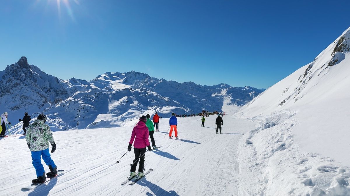 Ve Francii se zatím může lyžovat i s negativním testem.
