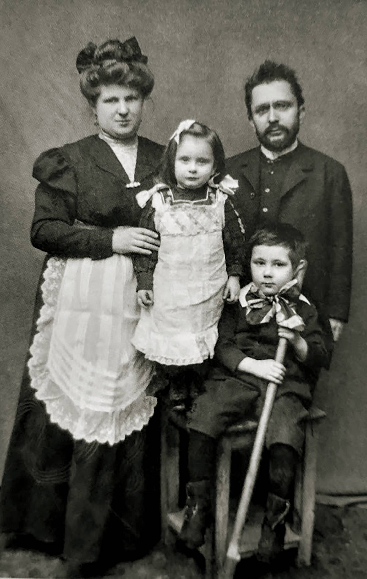 Malý Karel s rodiči a sestrou Hanou.