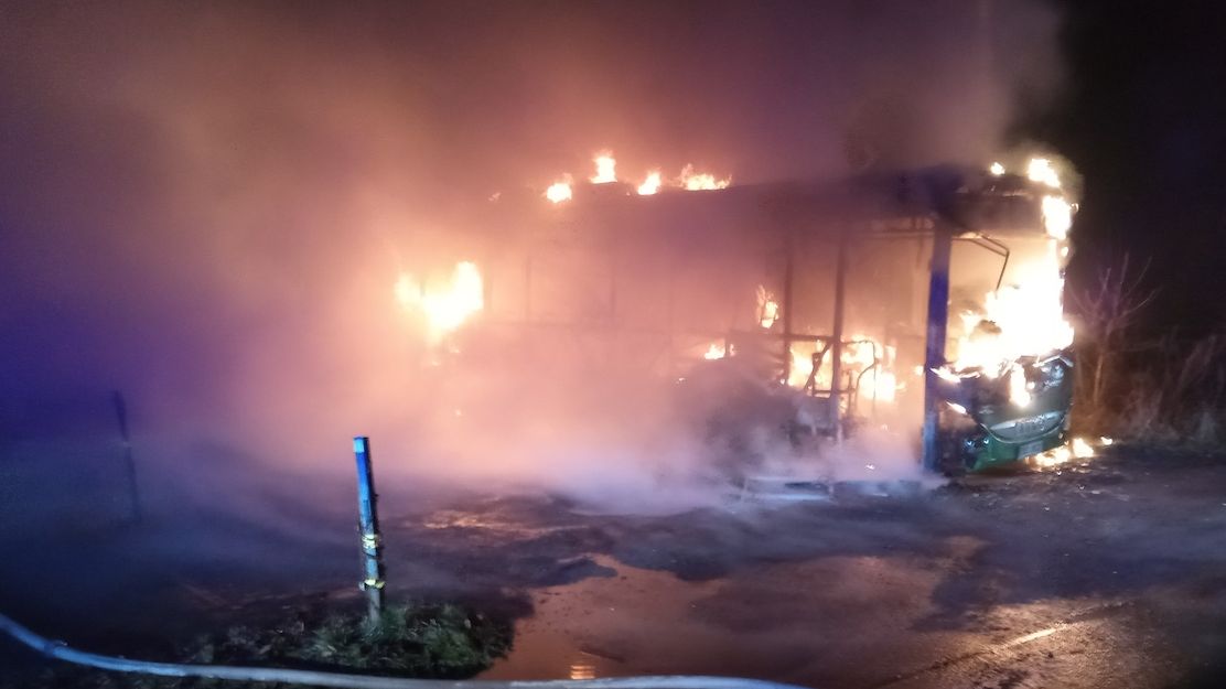 Plameny pohltily autobus na Děčínsku. Zbyl z něj jen ohořelý vrak