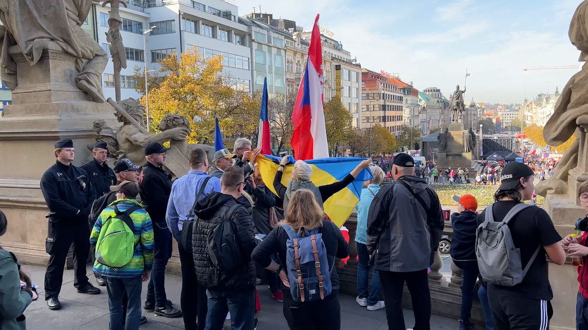 Demonstrantům vadila ukrajinská vlajka, přišli si to s odpůrci vyřídit