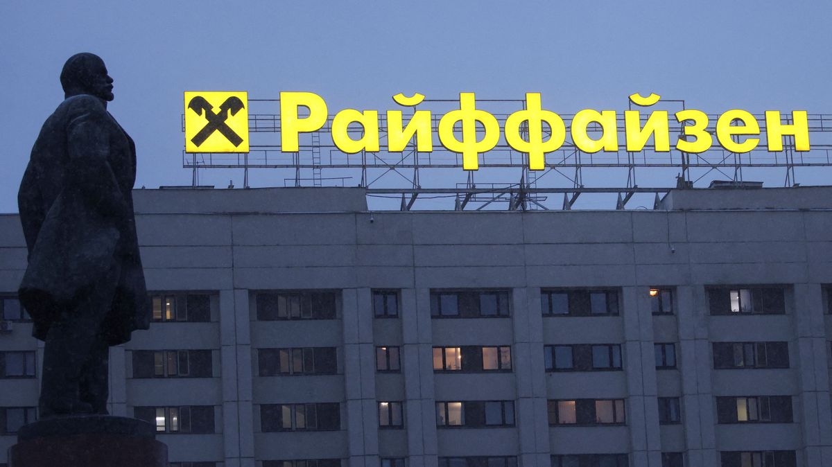 Raiffeisen Bank v Rusku nabírá zaměstnance ve velkém. Navzdory slibům