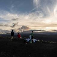Lidé mohou přírodní podívanou pozorovat z bezpečné vzdálenosti.