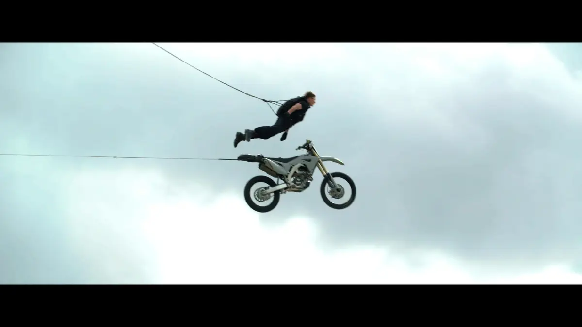 Det største stuntet i kinohistorien?  Tom Cruise hopper utfor en norsk klippe med en motorsykkel