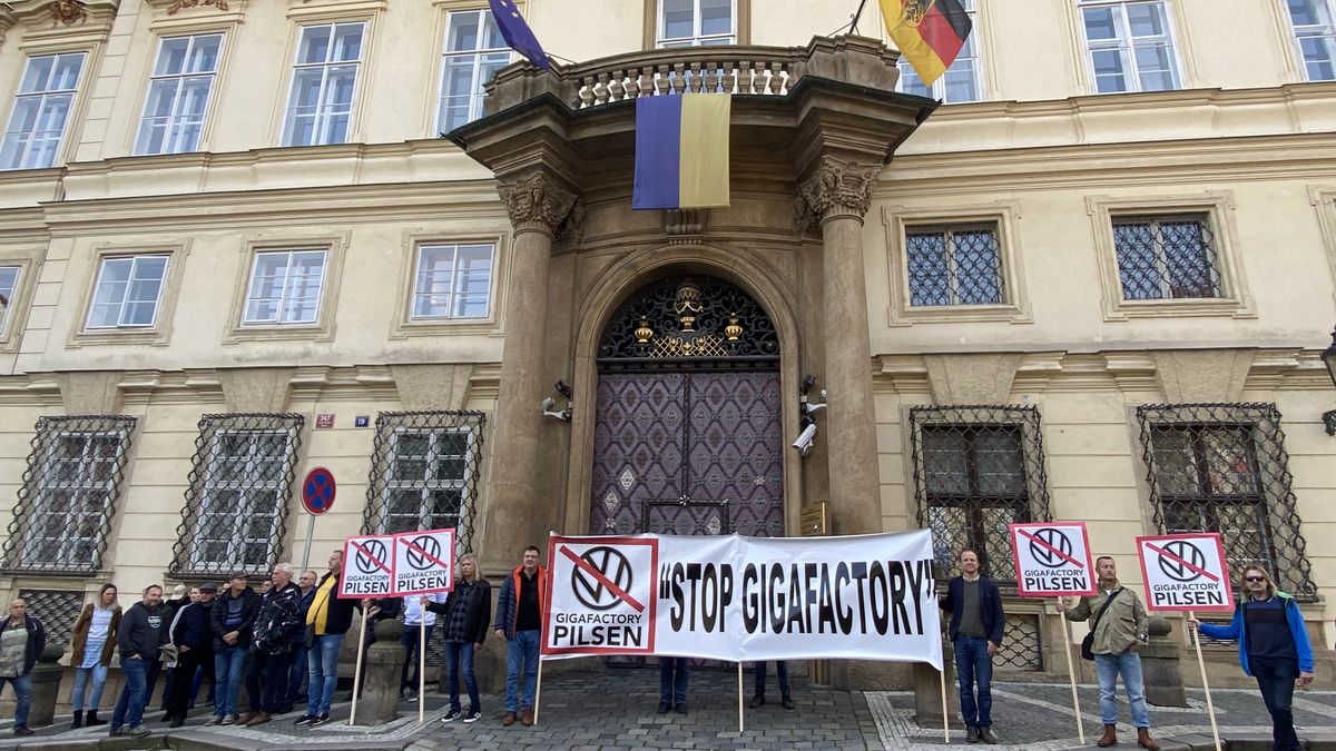 Piloti z Líní protestovali před německou ambasádou v Praze proti gigafactory