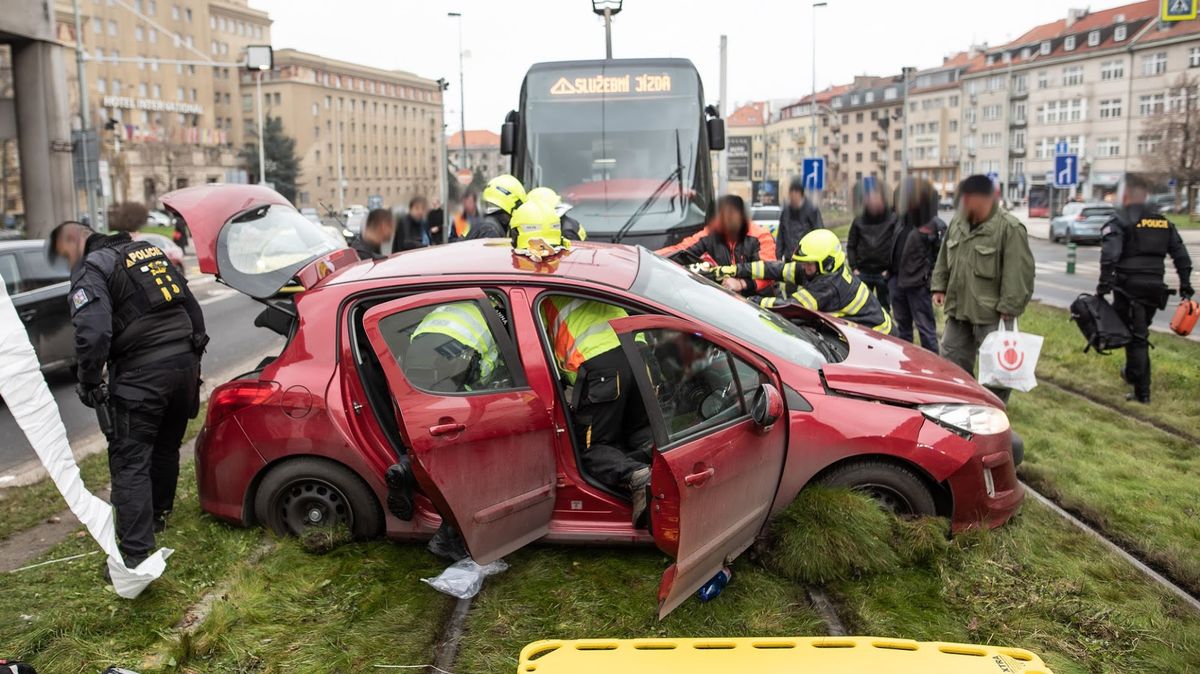 Těžce zraněnou ženu oživovali po střetu auta s tramvají v Praze