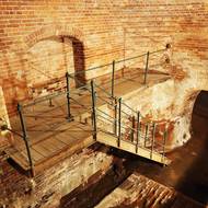 Schodiště není původní, zbylo po natáčení francouzského filmu Bídníci.