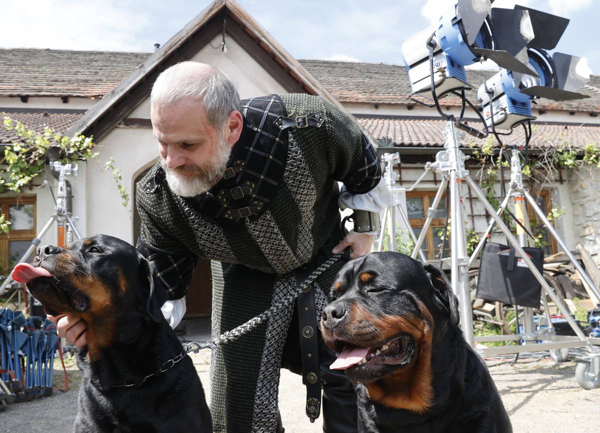 Natáčení pohádky Zlatovláska na Hansfalkovském dvoře v Hlubočepích. Na snímku Ján Jackuliak a filmoví psi.
