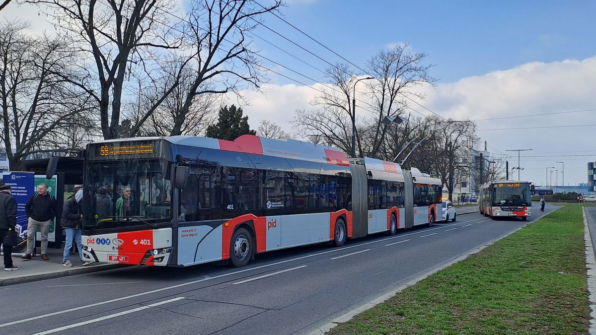 Dlouhé trolejbusy jezdící v Praze na letiště mají po pár dnech provozu potíže