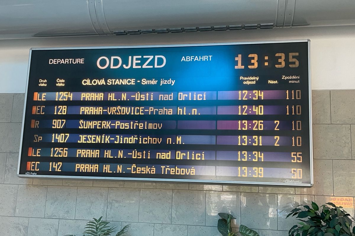 Komplikace pro fanoušky MS. Vlaky na koridoru mezi Prahou a Ostravou stojí