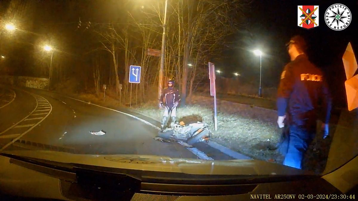 Zběsilou jízdu motorkáře nakopnutého pervitinem ukončil náraz do značky v Teplicích