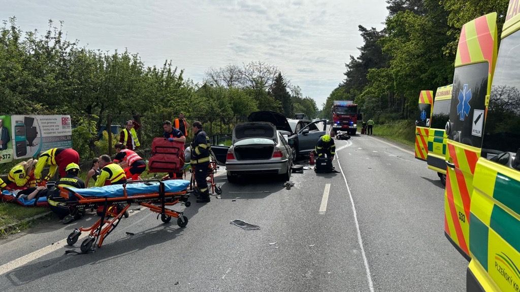Motorkář bez řidičáku způsobil na Plzeňsku vážnou nehodu. Pak napadl záchranáře
