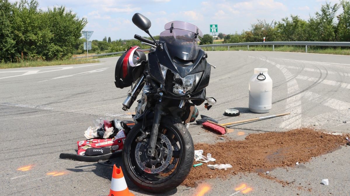 Žena v octavii na Olomoucku sestřelila motorku, její posádka je vážně zraněná