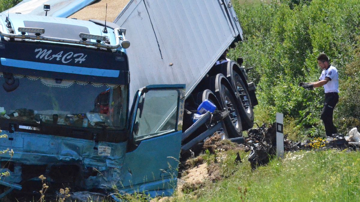 Auto se po čelním nárazu s kamiónem na Plzeňsku roztříštilo a shořelo. Řidič nepřežil