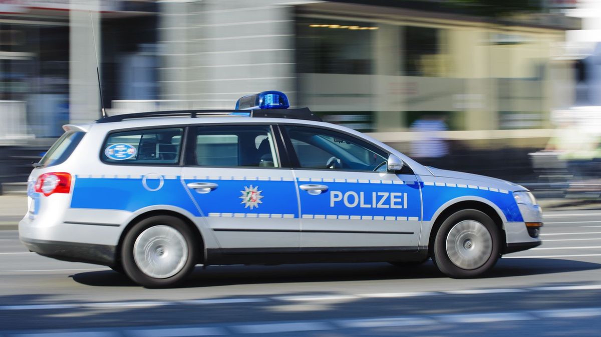 Dvanáctiletá dívka se na dětském hřišti v Německu oháněla nožem, policisté vypálili varovné výstřely