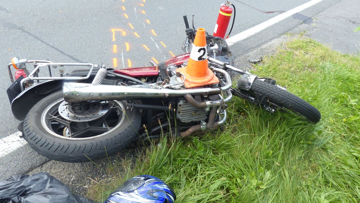 Řidič auta nedal na křižovatce přednost motorkáři a smetl ho