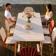 Zahradní židle je možné mít s područkami i bez nich. Stůl se nabízí ve dvou délkách. Kolekce je určena pro 4–8 lidí.