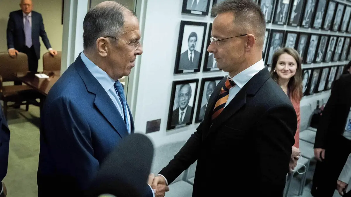 S Lavrovem si voláme o přestávkách, přiznal šéf maďarské diplomacie