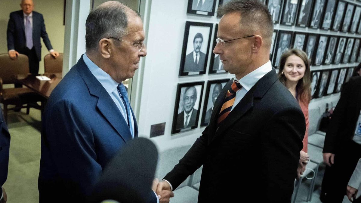 S Lavrovem si voláme o přestávkách, přiznal šéf maďarské diplomacie