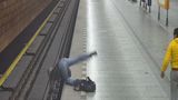 Cizinec, který strčil muže před přijíždějící pražské metro, se omluvil