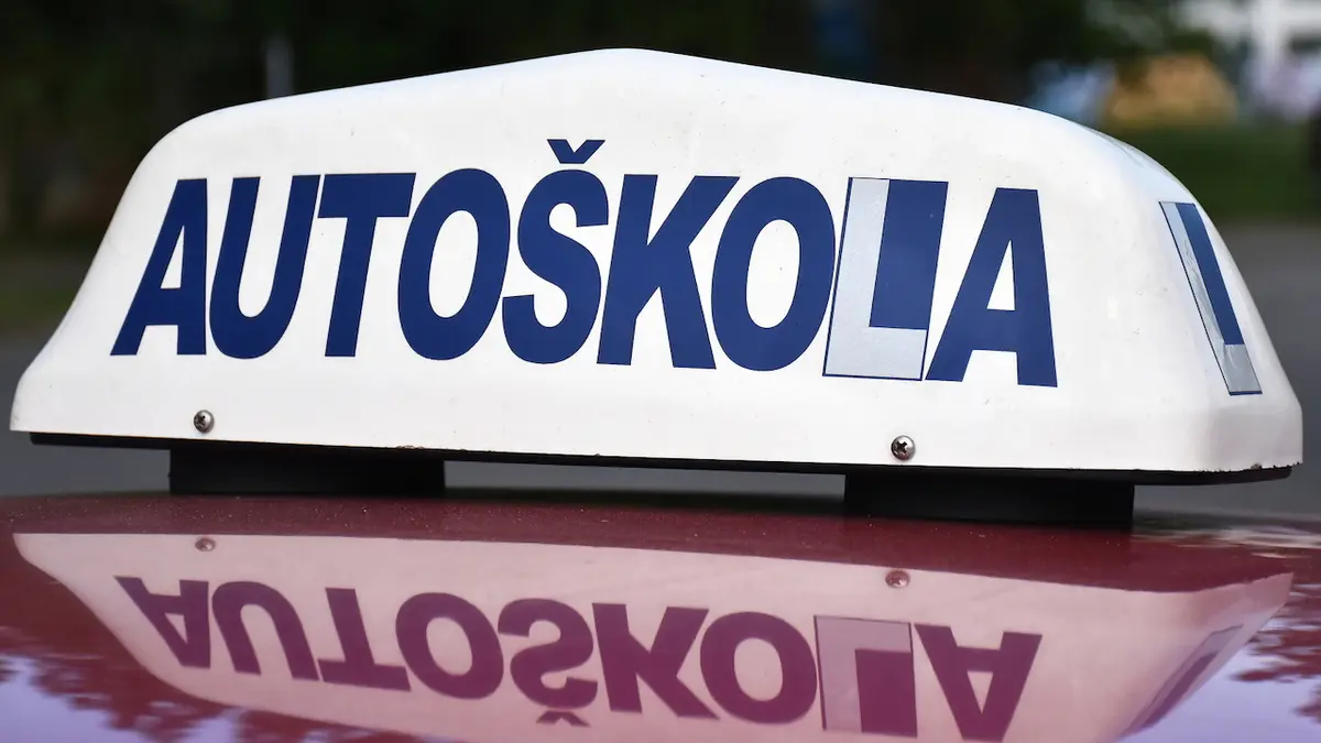 Učitel autoškoly v Jihlavě popadl volant místo žáka a najel na přechod, kde šla jeho expřítelkyně