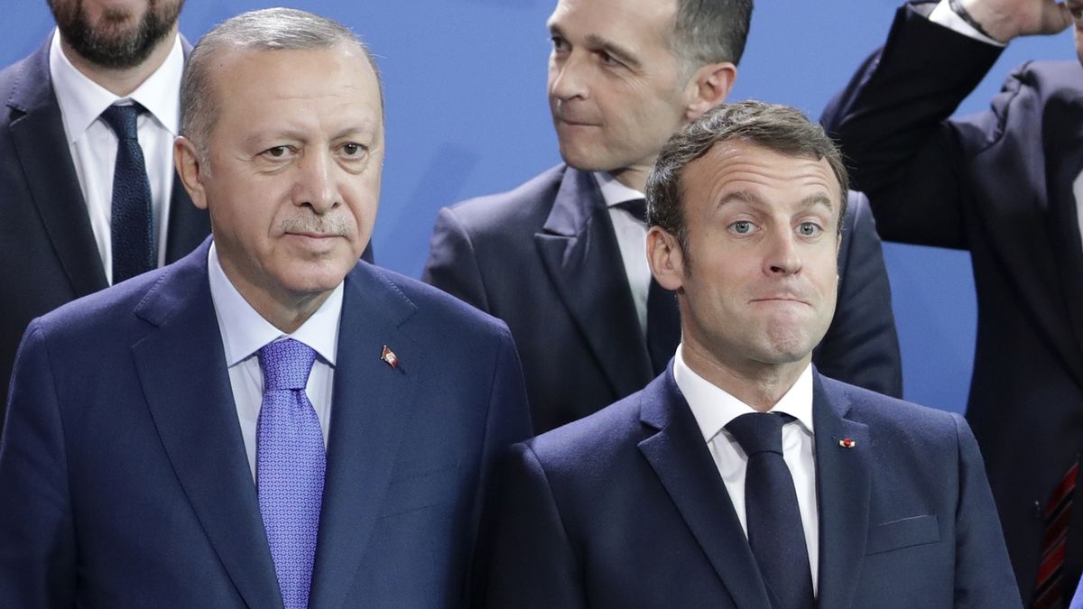 Turecký prezident Recep Tayyip Erdogan s francouzským prezidentem Emmanuelem Macronem během summitu v Berlíně v lednu tohoto roku.