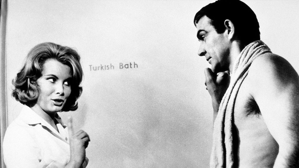 Sean Connery v roli Jamese Bonda ve snímku Thunderball z roku 1965 s herečkou Molly Petersovou