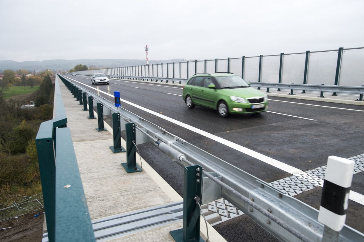 Ředitelství silnic a dálnic ČR otevřelo 1. listopadu 2020 nový most na silnici 1/35 u Hořic na hlavním tahu z Hradce Králové do Jičína a Liberce.