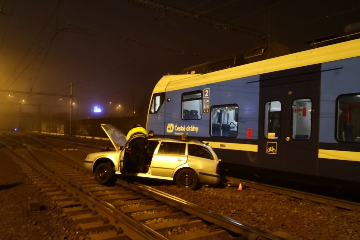 Na přejezdu v Ostravě se střetlo auto s osobním vlakem