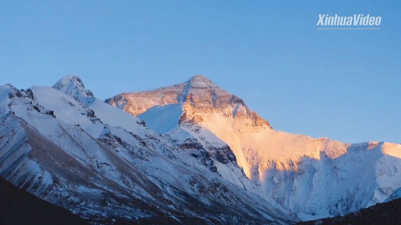 Nejvyšší hora světa Mount Everest vyrostla téměř o metr
