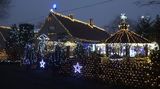 Pan Trunec slavnostně rozsvítí svůj vánočně ozdobený dům