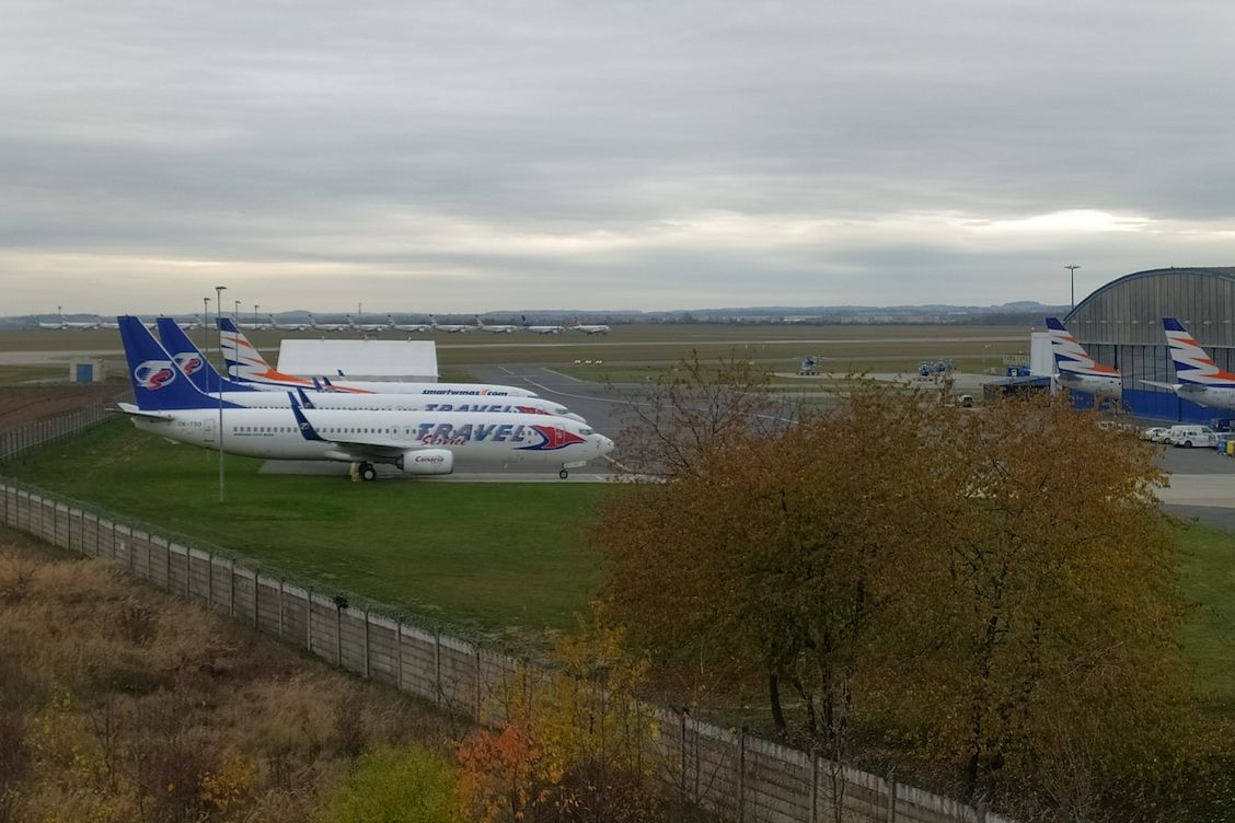 Uzemněná letadla Boeing 737 na pražském letišti Václava Havla. 